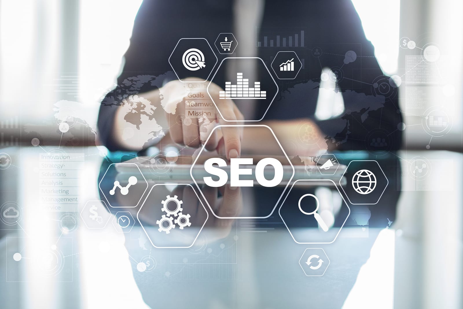 Mains sur un ordinateur portable, icônes SEO et graphiques en surimpression